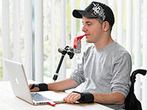 Foto de usu�rio no computador com o IntegraMouse