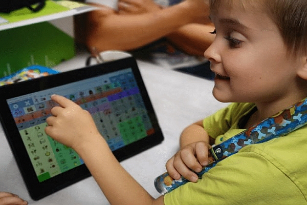 Menino usando tablet com teclado alafabtico do Mind Express